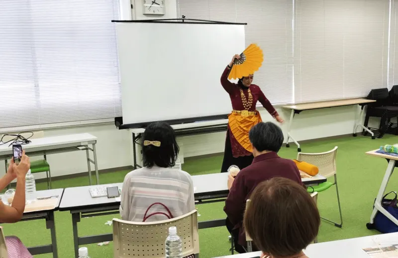 文化交流イベントでインドネシアの伝統舞踊を披露する様子
